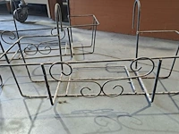 Lot 33 - vintage metalen bloembakrekken 2 stuks en houder - afbeelding 2 van  3