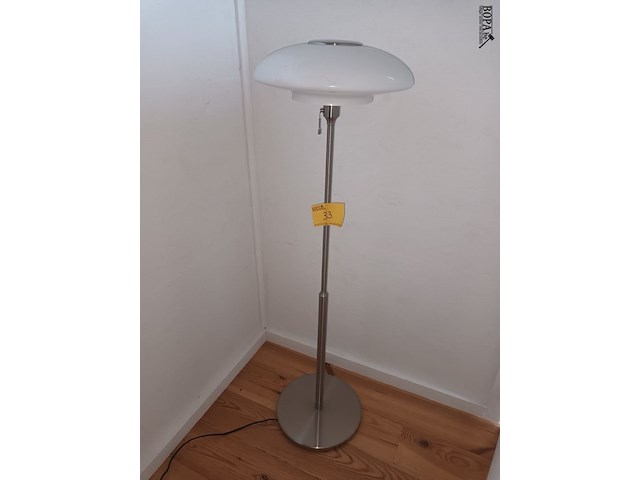 Lot 33 - vloerlamp ikea - afbeelding 1 van  4