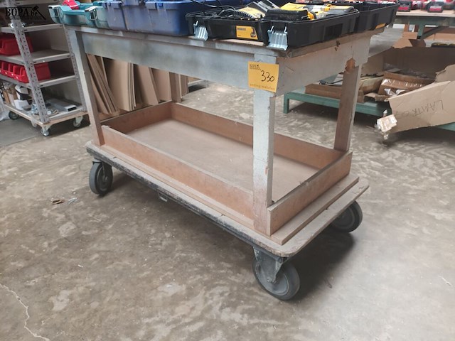 Lot 330 - houten werkbank op wielen - afbeelding 1 van  2