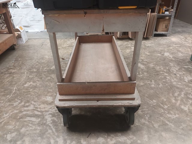 Lot 330 - houten werkbank op wielen - afbeelding 2 van  2