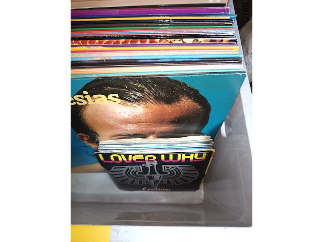 Lot 330 - lp’s en singles. 57 stuks - afbeelding 2 van  5