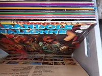 Lot 330 - lp’s en singles. 57 stuks - afbeelding 4 van  5