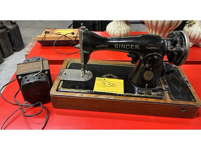 Lot 330 - retro naaimachine singer + transfo - afbeelding 1 van  3