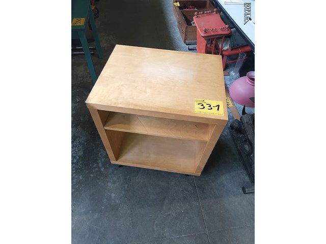 Lot 331 - kastje op wielen - afbeelding 1 van  4