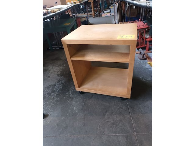 Lot 331 - kastje op wielen - afbeelding 2 van  4