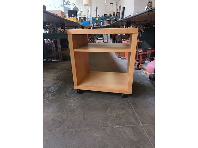 Lot 331 - kastje op wielen - afbeelding 4 van  4