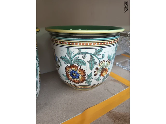 Lot 331 - koppel bloempotten - afbeelding 2 van  3