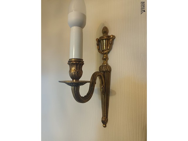 Lot 331 - koppel koperen amplieken - afbeelding 2 van  3