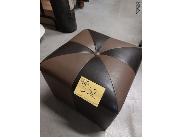 Lot 332 - lederen vierkante poef - afbeelding 1 van  1