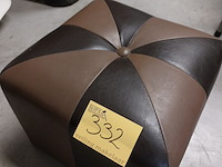 Lot 332 - lederen vierkante poef - afbeelding 1 van  1