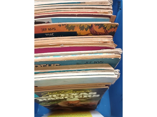 Lot 333 - diverse strips. 71 stuks - afbeelding 2 van  4