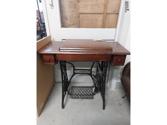 Lot 334 - singer naaitafel met onderstel - afbeelding 1 van  3