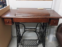 Lot 334 - singer naaitafel met onderstel - afbeelding 1 van  3
