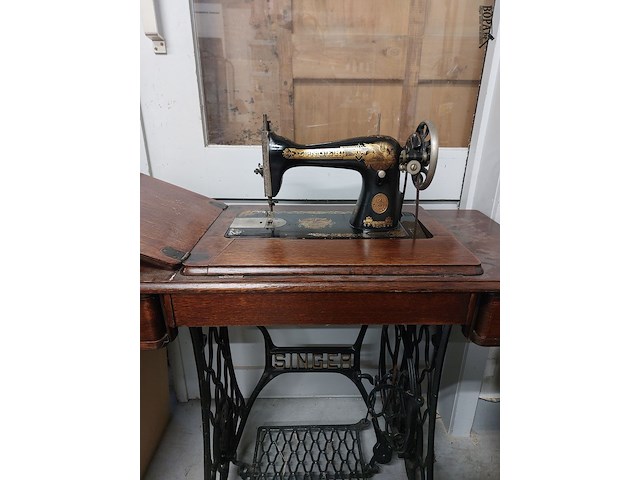Lot 334 - singer naaitafel met onderstel - afbeelding 2 van  3