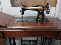 Lot 334 - singer naaitafel met onderstel - afbeelding 2 van  3