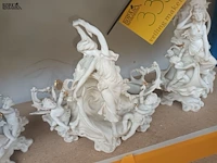 Lot 335 - cache-pot en vazen in bisquit. 3 stuks - afbeelding 3 van  5