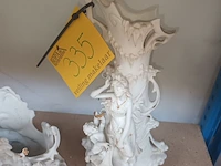 Lot 335 - cache-pot en vazen in bisquit. 3 stuks - afbeelding 4 van  5