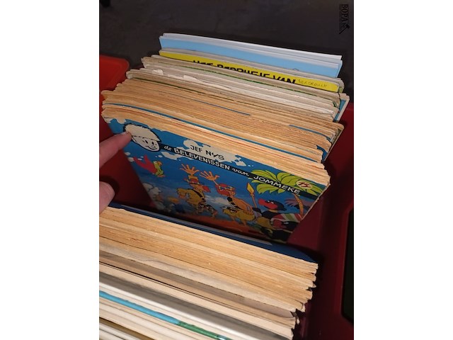 Lot 335 - diverse strips. 80 stuks - afbeelding 3 van  3