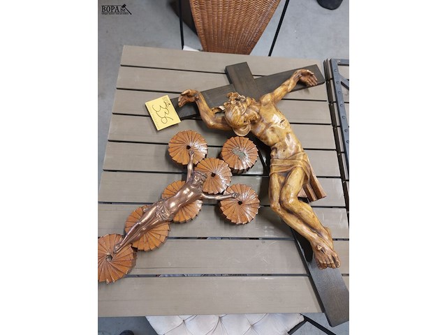 Lot 336 - grote houten kruisbeelden 53 en 80 cm 2 stuks - afbeelding 1 van  5