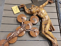 Lot 336 - grote houten kruisbeelden 53 en 80 cm 2 stuks - afbeelding 1 van  5