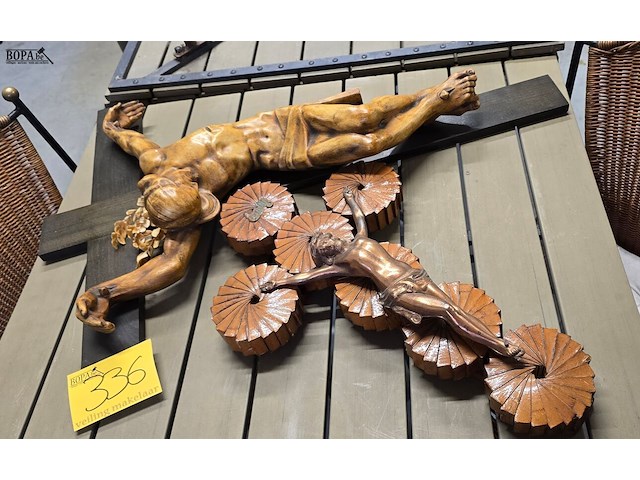 Lot 336 - grote houten kruisbeelden 53 en 80 cm 2 stuks - afbeelding 2 van  5
