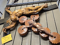 Lot 336 - grote houten kruisbeelden 53 en 80 cm 2 stuks - afbeelding 2 van  5