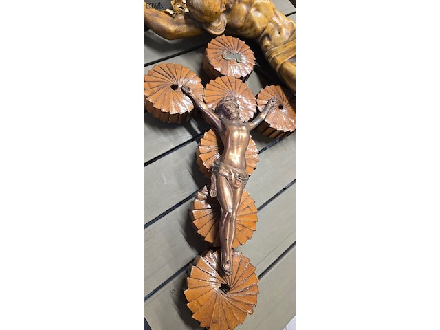 Lot 336 - grote houten kruisbeelden 53 en 80 cm 2 stuks - afbeelding 3 van  5