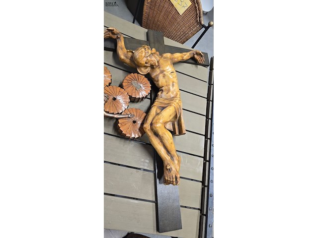 Lot 336 - grote houten kruisbeelden 53 en 80 cm 2 stuks - afbeelding 4 van  5