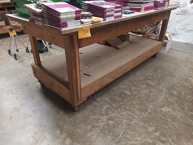 Lot 336 - houten werkbank op wielen - afbeelding 1 van  3