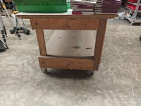 Lot 336 - houten werkbank op wielen - afbeelding 2 van  3