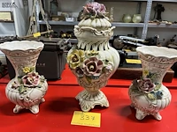 Lot 337 - capodimonte dekselvaas + 2 vazen