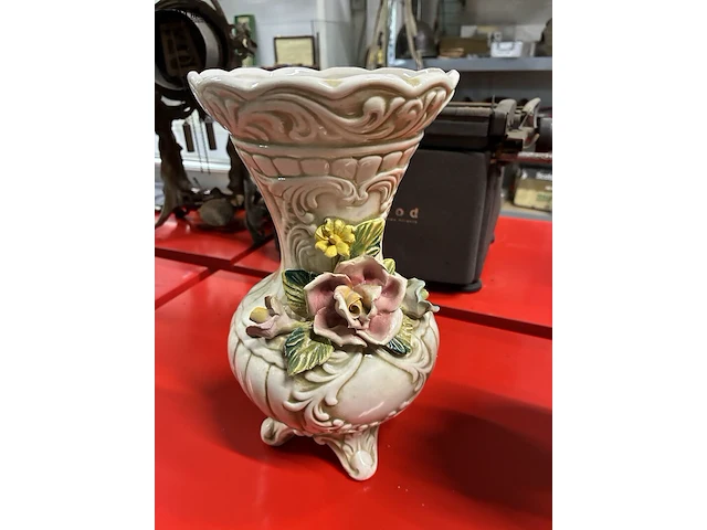 Lot 337 - capodimonte dekselvaas + 2 vazen - afbeelding 2 van  5