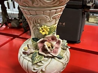 Lot 337 - capodimonte dekselvaas + 2 vazen - afbeelding 2 van  5