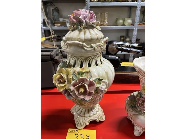 Lot 337 - capodimonte dekselvaas + 2 vazen - afbeelding 3 van  5