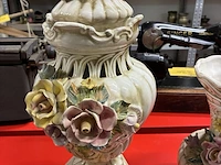 Lot 337 - capodimonte dekselvaas + 2 vazen - afbeelding 3 van  5