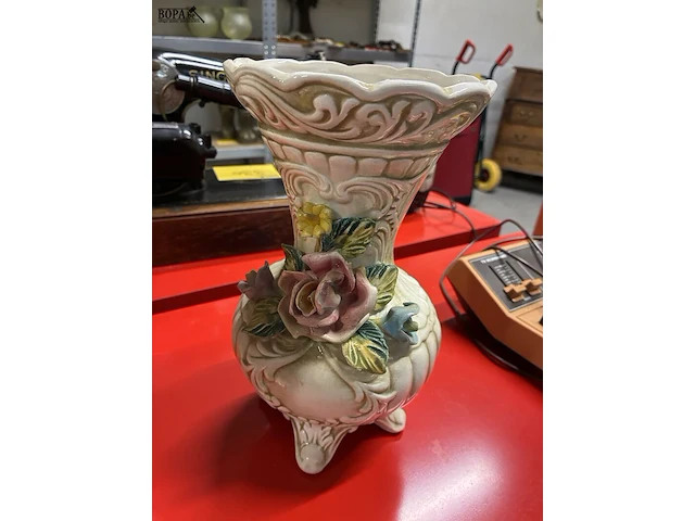 Lot 337 - capodimonte dekselvaas + 2 vazen - afbeelding 4 van  5