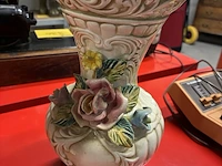 Lot 337 - capodimonte dekselvaas + 2 vazen - afbeelding 4 van  5