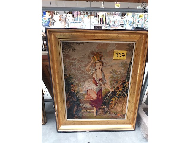 Lot 337 - kader vrouw met waterkruik - afbeelding 1 van  3