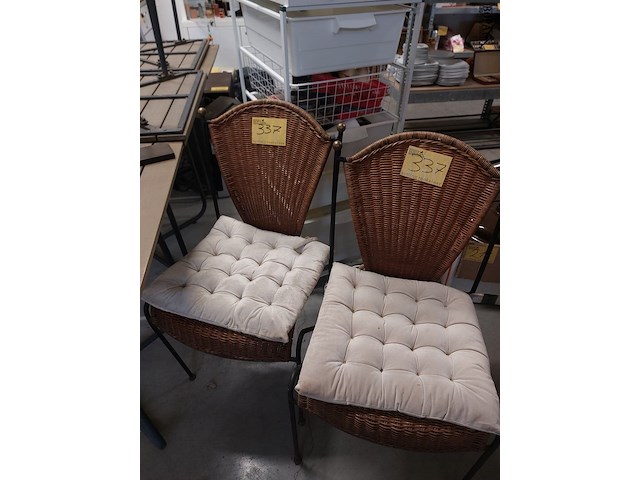Lot 337 - metalen stoelen met rotan zitting en kussens - afbeelding 1 van  2