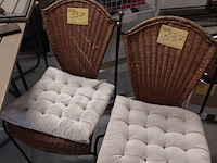 Lot 337 - metalen stoelen met rotan zitting en kussens - afbeelding 1 van  2