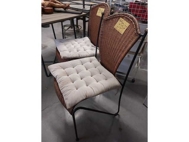 Lot 337 - metalen stoelen met rotan zitting en kussens - afbeelding 2 van  2