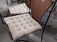 Lot 337 - metalen stoelen met rotan zitting en kussens - afbeelding 2 van  2