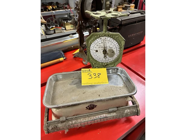 Lot 338 - vintage weegschalen - 2 stuks - afbeelding 1 van  3