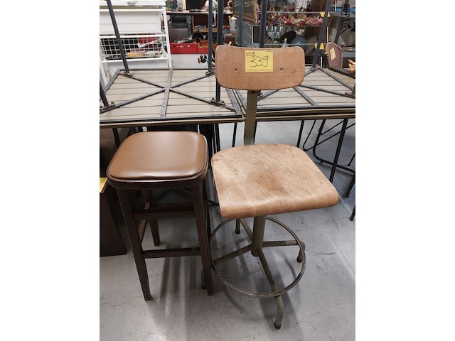Lot 339 - barstoelen 2 stuks - afbeelding 1 van  3