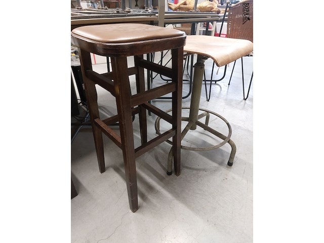 Lot 339 - barstoelen 2 stuks - afbeelding 2 van  3