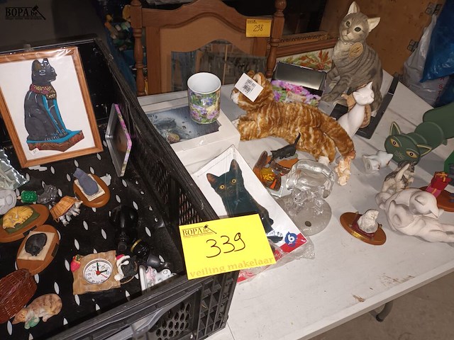 Lot 339 - decoratie met poezen - afbeelding 1 van  6