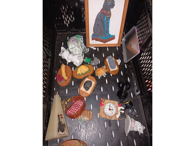 Lot 339 - decoratie met poezen - afbeelding 2 van  6