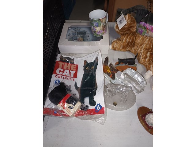 Lot 339 - decoratie met poezen - afbeelding 3 van  6