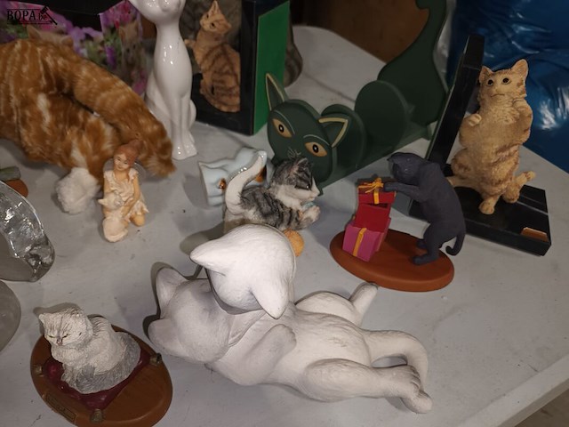 Lot 339 - decoratie met poezen - afbeelding 5 van  6