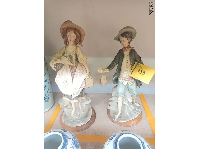 Lot 339 - koppel bisquit capodimonte - afbeelding 1 van  5